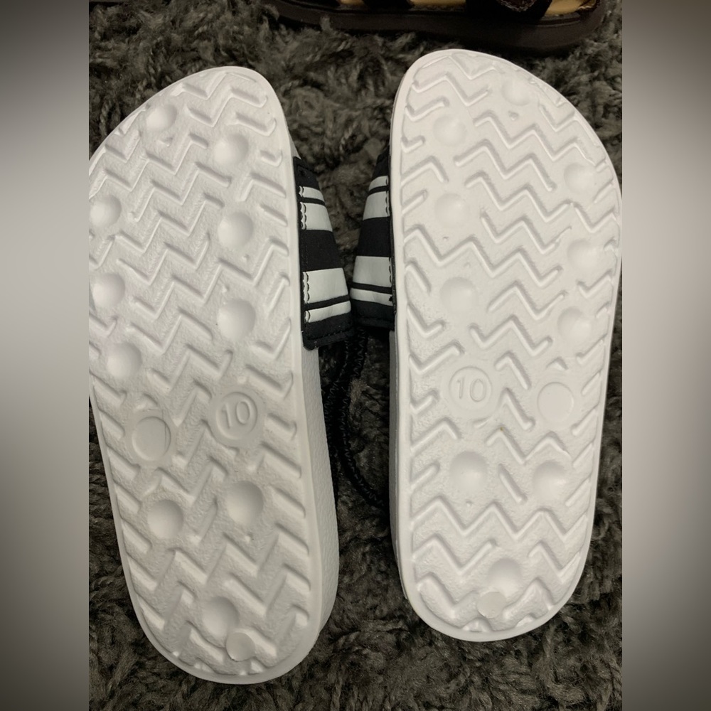 Bundle of 4 pair of Toddler Slides/Sandals - Picture 6 of 9